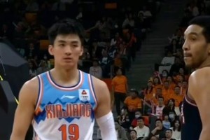 打篮球时遇到紧逼防守，如何应对？（掌握技巧与团队配合，化解防守压力）