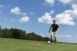 以过人技巧足球踩单车教学（拓展踢球技巧，掌握足球踩单车的秘诀）