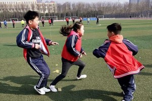 小学生玩足球的技巧与乐趣（培养小学生的足球兴趣与技能，促进身心健康发展）