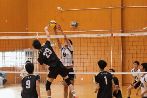 大学生垫排球动作要领（提高技巧，熟练掌握垫球技术）