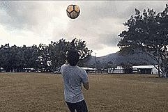 玩转花式颠球，提升足球技巧（掌握花样颠球技巧，成为足球高手）