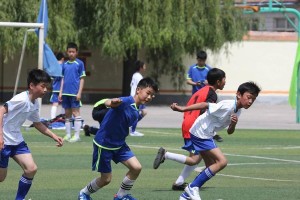 小学生足球技巧大全（12种让小学生成为足球高手的技巧）