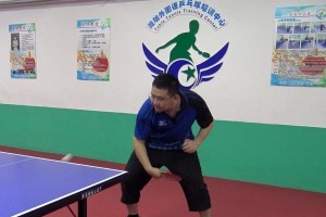 乒乓球反手中路接球技巧（提高反手中路接球的关键技巧）