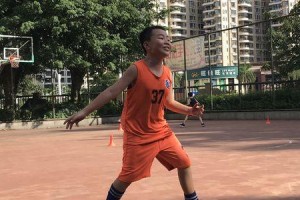 教你如何正确进行篮球滑步防守（掌握滑步要领，提升篮球防守技巧）