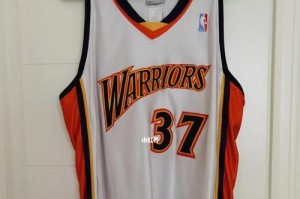 NBA最贵球衣排行榜（揭秘球衣市场的明星品牌与收藏热潮）