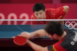 掌握乒乓球下蹲式接球技巧，提升球技水平（乒乓球下蹲式接球技巧的关键要素和训练方法）