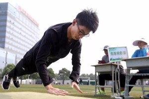 颠足球技巧（掌握颠足球的窍门，稳稳定住足球）