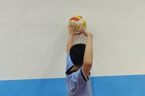 排球中人球的动作要领——打造高效球队的关键（通过掌握关键动作，提高排球战术执行力）