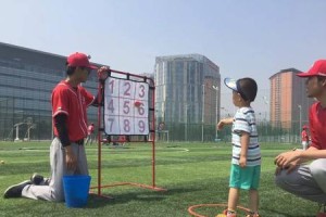 足球边线手抛球技巧全解析（掌握正确手势与角度，提高球队进攻效率）