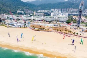 游泳新手女生下海技巧（掌握关键技能迈向游泳世界）