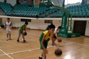 小学生篮球防守上步教学指南（提高小学生篮球防守技能的关键方法）