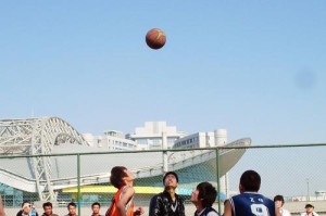 消极比赛（揭示篮球比赛中不防守的危害与应对之策）