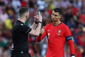 C罗的神奇足球假动作过人技巧（揭秘C罗超凡脚下功夫，让对手瞠目结舌的关键一招）