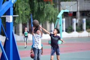 中学生篮球防守一对一指导（打造强大防守能力，攻破对手得分利器）