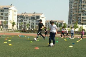 足球过杆运球技巧大全（掌握足球过杆运球的关键技巧，成为场上的明星）
