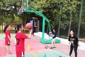篮球三角防守滑步三秒区的关键技巧（提升篮球防守效率，控制对方得分空间）