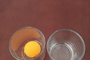 乒乓球投玻璃杯的小技巧（让你成为乒乓球投杯高手的绝密方法）