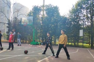 打篮球时如何有效地防守对手（攻防兼备，战胜对手的秘诀）