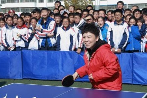 乒乓球传奇邓亚萍（助力中国乒乓球事业的关键人物，团结合作成就伟业）