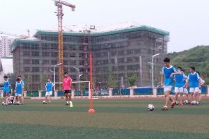 足球绕杆来回技巧——舞动足球的魅力（展示个人技术的关键一步，让足球华丽起舞）