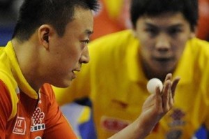 乒乓球发球用球砸板技巧——提高技术水平的必修课（练好这一招，迎战对手从容不迫）