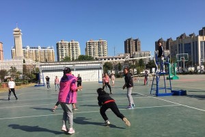 如何掌握以排球擦地救球动作要领（技巧、训练、注意事项）