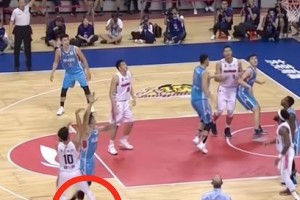 打篮球防守动作的暴力引发打架事件（危害无辜者、违背体育精神、法律责任重）