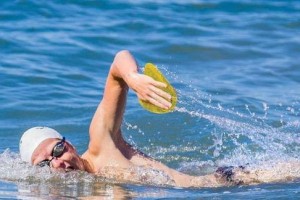 提升游泳速度的技巧与方法（掌握正确的泳姿和提高肌肉力量是关键）