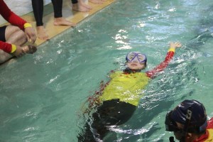 克服初学者学游泳恐惧，掌握漂浮技巧（游泳初学者、漂浮技巧、学习、恐惧、克服）