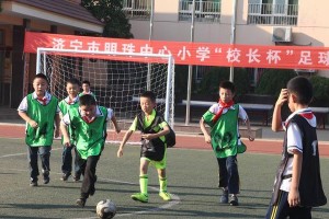 小学足球踢远技巧-成为射门高手（掌握技巧，让你的踢远球更加准确）