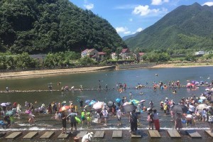 浅水区游泳小技巧——轻松享受泳池乐趣（掌握关键技巧，从此游得更远）