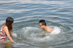游泳技巧男人女人（掌握正确游泳技巧，男女皆能驰骋水中乐园）