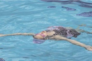 掌握以直臂游泳技巧的女生大全（打造高效游泳姿势，迈向游泳高手之路）