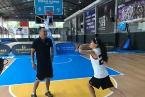 2v2篮球比赛中防守员的抢球能力剖析（揭秘防守员抢球的关键技巧和策略，提升比赛胜算）
