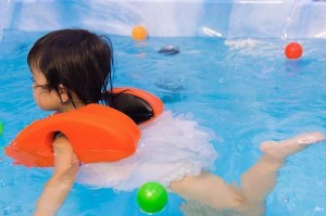 孩子3岁学游泳的技巧（培养孩子早期水性、让他们乐享泳池快乐）