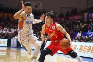 如何有效防守篮球1对1对决（掌握关键技巧成为出色防守者）
