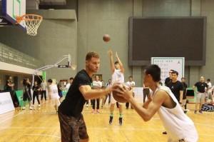 篮球教练教学防守要求高吗？（深入探究篮球教练在防守方面的高要求）