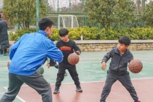 篮球滑步转髋防守的关键技巧（掌握滑步转髋防守的基本原理，提高篮球防守水平）