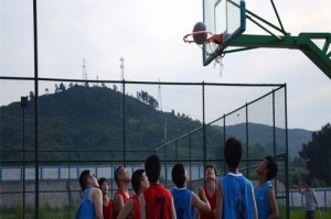 构建篮球防守体系的关键方法（打造稳固防守，赢得比赛的关键策略）