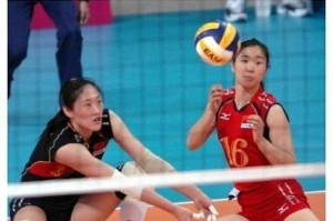 小排球自由人接球动作要领（掌握自由人接球的技巧和关键点）