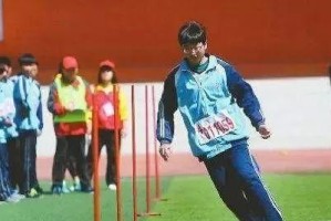 中考足球绕杆子技巧大全（掌握绕杆子的技巧，让你成为足球小达人）
