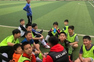 足球旋转拐弯技巧教学（掌握关键步骤，成为足球场上的绝对王者）