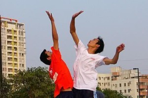 篮球防守技巧（提高篮球防守能力的关键技巧）