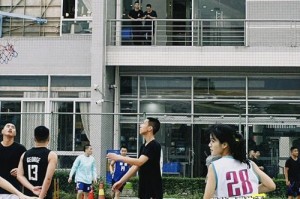 与女生打篮球，为何要认真防守？（为提高比赛水平和锻炼身体，女生打篮球也需要严谨的防守）