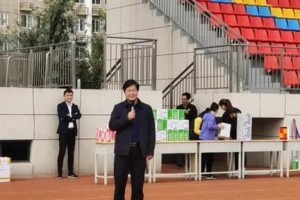 如何进行正确的排球二传向后托球动作（学习二传向后托球，提高排球技术水平）