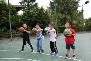 少儿篮球带球防守滑步教学（助力孩子提升篮球技能，掌握关键滑步技巧）