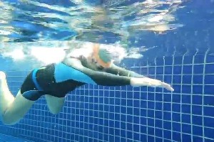 催眠美女游泳换气技巧教学（掌握游泳换气的关键，提升游泳技能）
