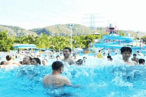 水上乐园游泳技巧大全（掌握游泳技巧，享受水上乐园的乐趣）