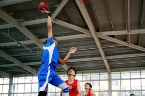 小学生如何有效防守篮球比赛（掌握关键技巧提升防守能力）