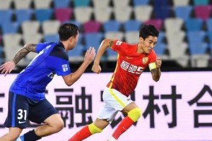 如何提高足球比赛接轨技巧？（掌握关键技巧，提升比赛表现）